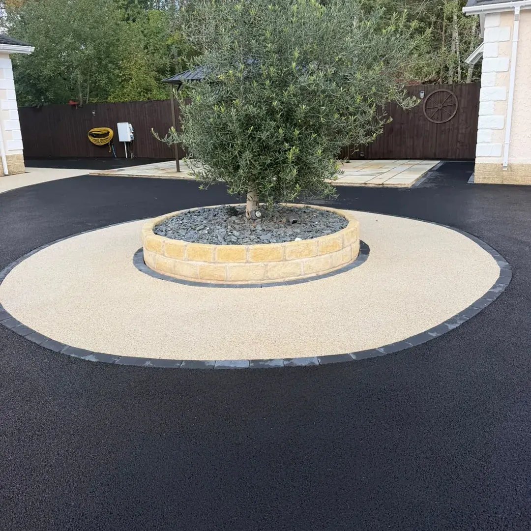 Resin and tarmac turning circle laid by Warwickshire Drives and Landscapes